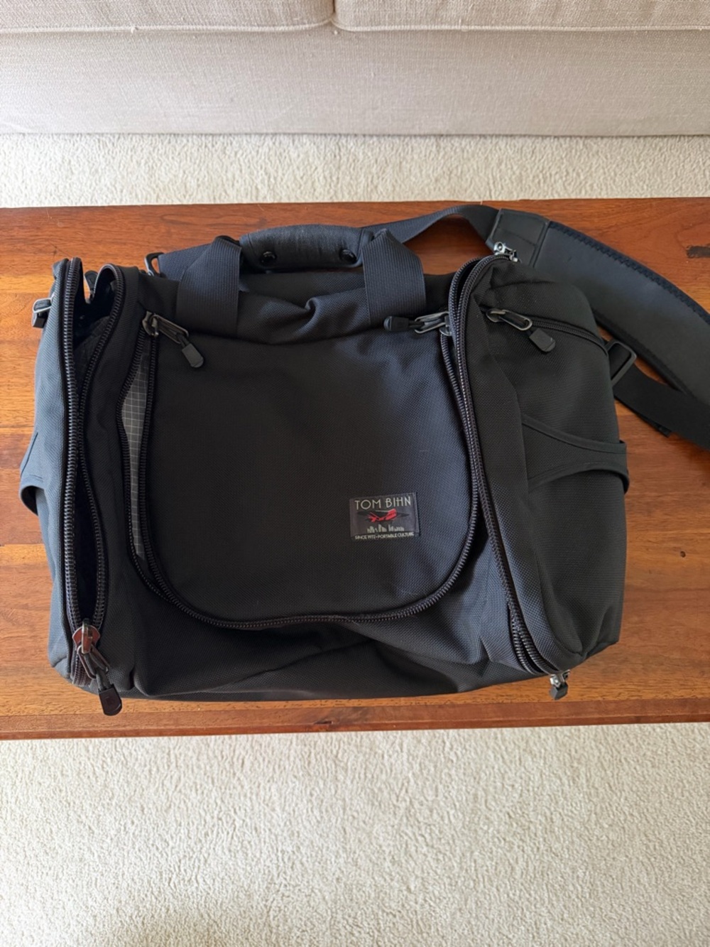 Tom Bihn Aeronaut 30 Black ballistic/NW sky